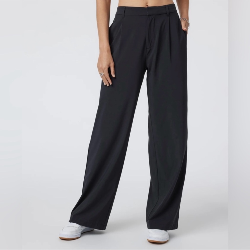 VUORI Women’s villa trouser, Black, Small Short